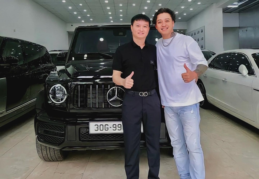 Tuấn Hưng nhận bàn giao chiếc SUV hạng sang Mercedes-AMG G63 vào ngày lễ 30 tháng 4 vừa qua từ một công ty nhập khẩu xe có tiếng ở Hà Nội.